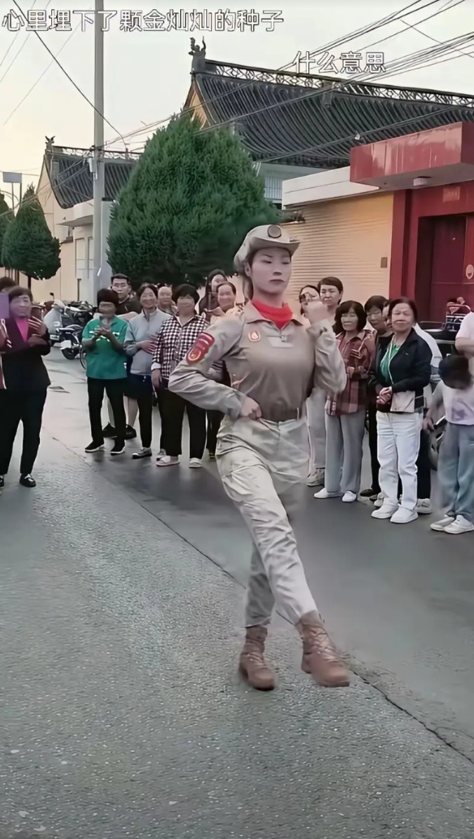 自打有了自媒体，所有人似乎都变得不那么低调了。许多参加九三阅兵的女民兵返家后，受
