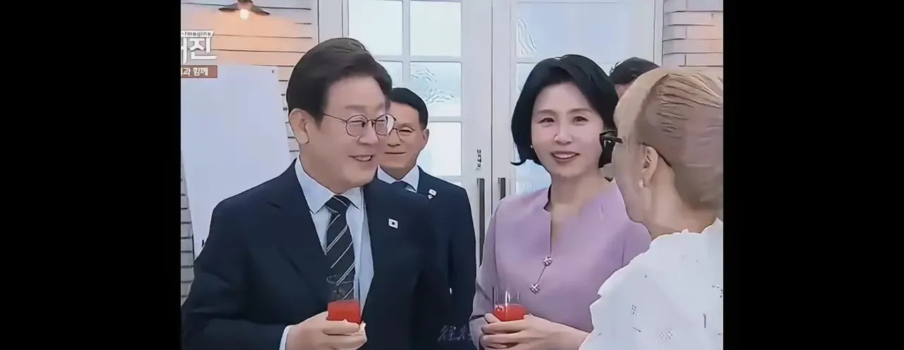 韩国总统真亲民参观企业好温柔韩国总统李在明和他老婆最近