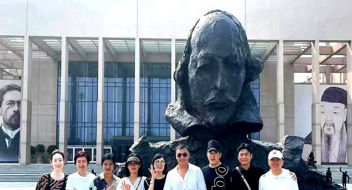 朱媛媛抗癌第三年参加的同学聚会，明显安静温柔了许多，不似往年活泼好动。老