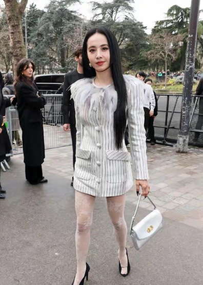 蔡依林条纹西装裙+雕花丝袜，44岁穿出20岁清冷骨相感