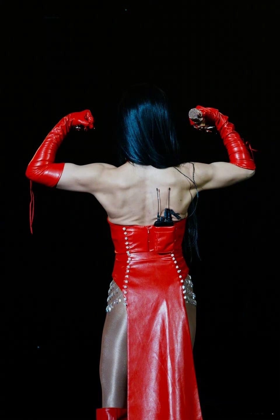 看出来江映蓉特别爱秀自己的背肌，虽然她成功瘦身40斤，但看着是真壮实，反正我是不