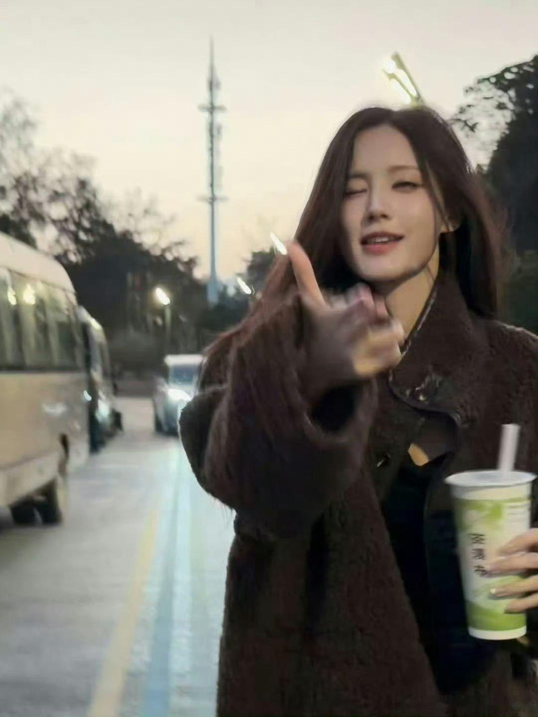 李一桐快点打车回家我报销软萌可爱的模样，和粉丝之间双向奔赴的心意，温柔又治愈，