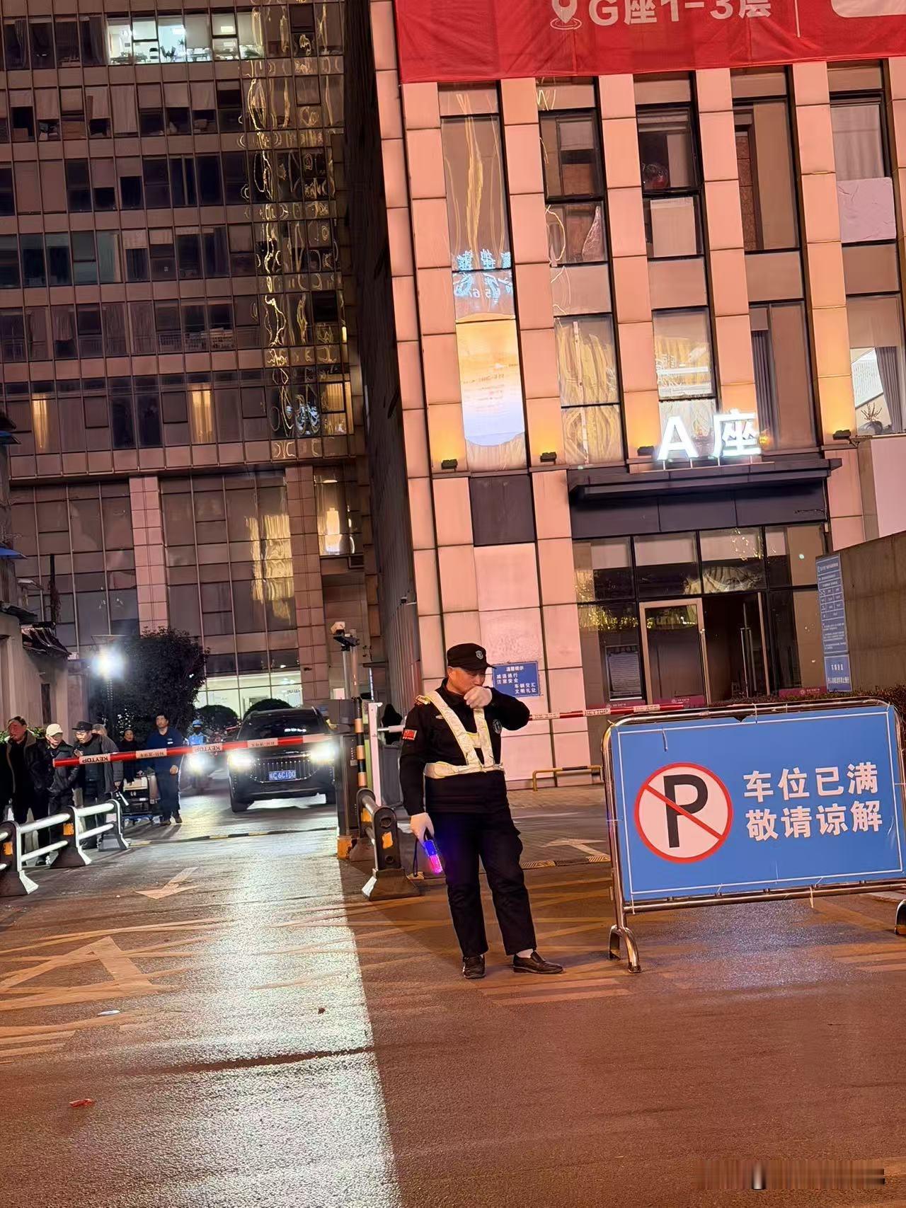 记录我的2026合肥的年味儿这不就来了马上过年啦，东七里商圈年味直接拉满～树上红