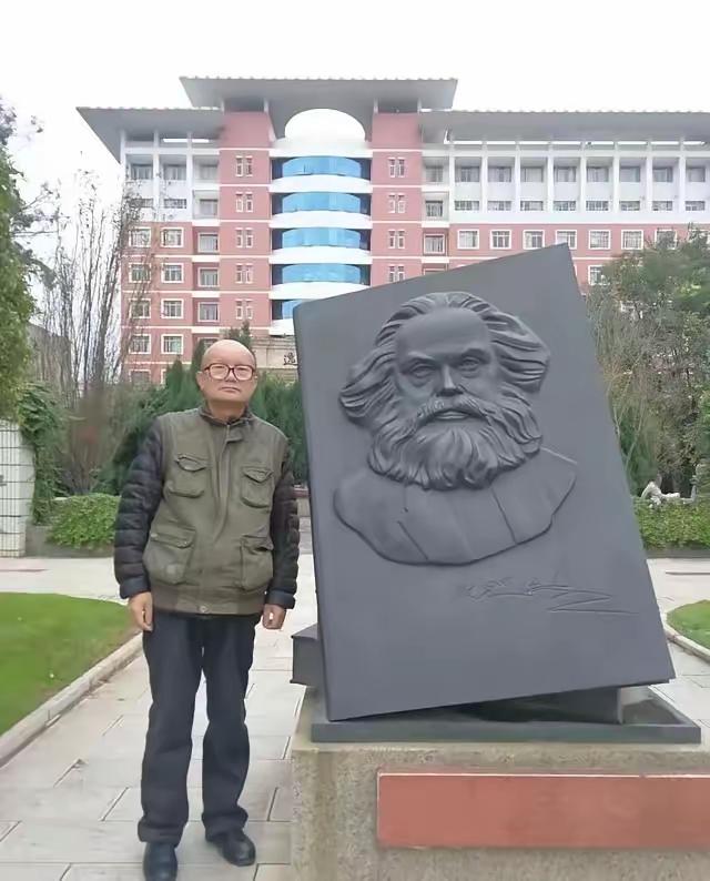 【他也姓张】据说此人有点真功夫社科院的高人敢于讲真话写过一本书（美国帝