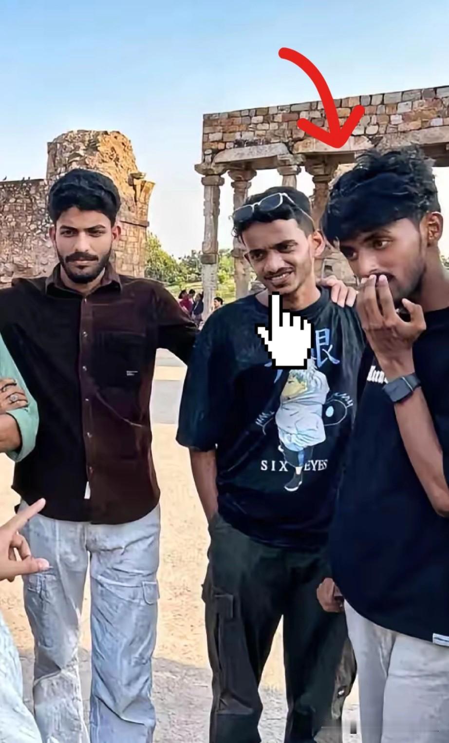 看见一个印度小哥们的欢送会，本就是简单地喝了两杯，吃了些零食，随便聊两句。