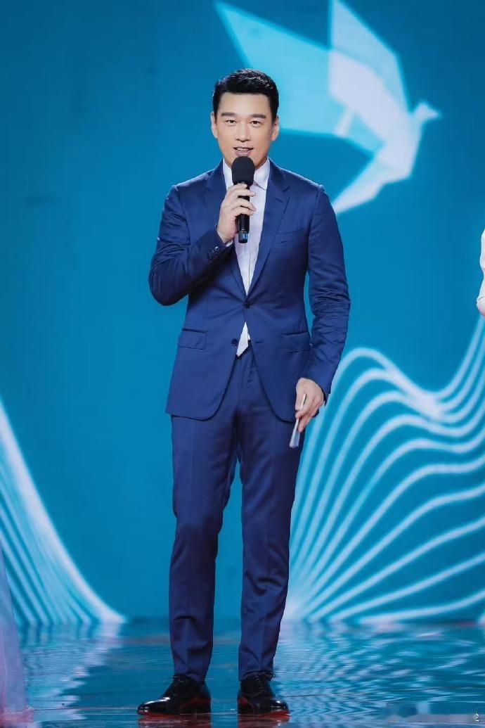 主持人王耀庆又杀回来了嘿！王耀庆又回归主持啦！今晚活动启动仪式就靠他撑场子，舅舅