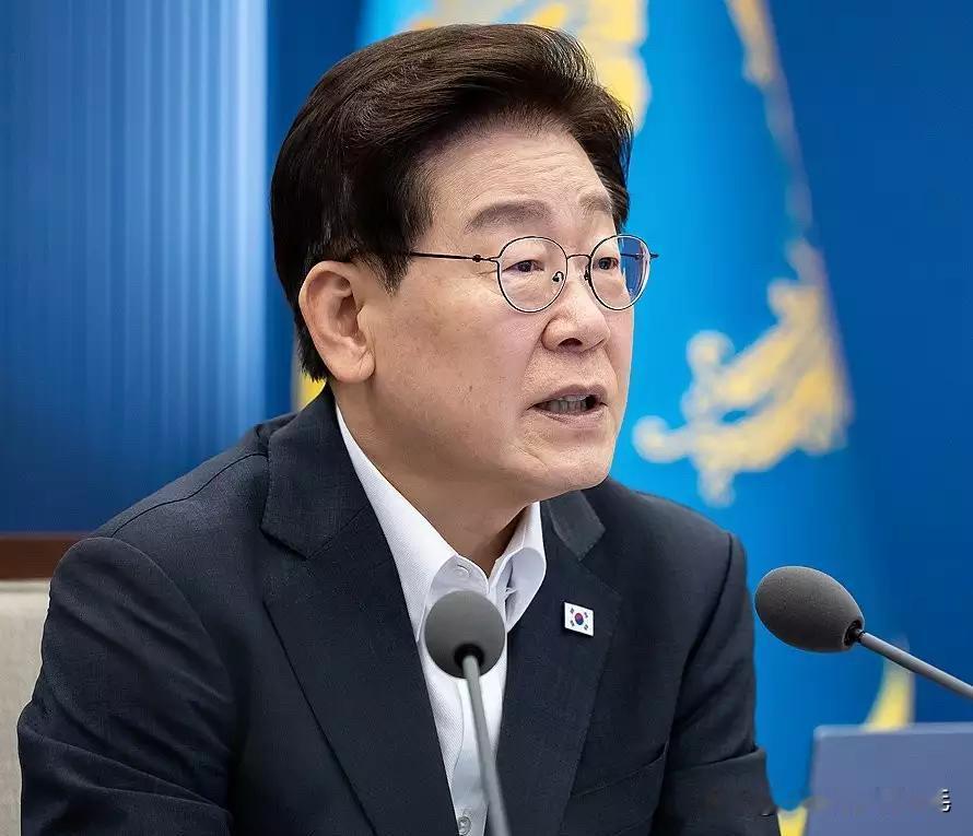 8月14日，韩国盖洛普发布最新民意调查数据。李在明的施政正面支持率下滑至44%，