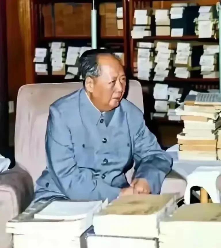 毛主席对书的热爱，如同一盏永不熄灭的明灯。他的藏书有9万多册，那是他知识的浩瀚海