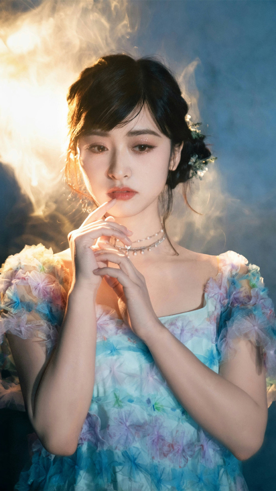 沈月少女穿搭：蓝色纱裙朦胧如梦，轻柔甜美。红色正剧《中国1927》9月底南昌开机，搭档刘学义王仁君；