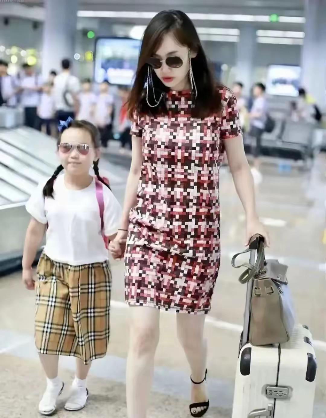 王宝强的女儿已经长大，肉嘟嘟的身材不高，一看这脸蛋就知道是谁的娃！离婚9年，当