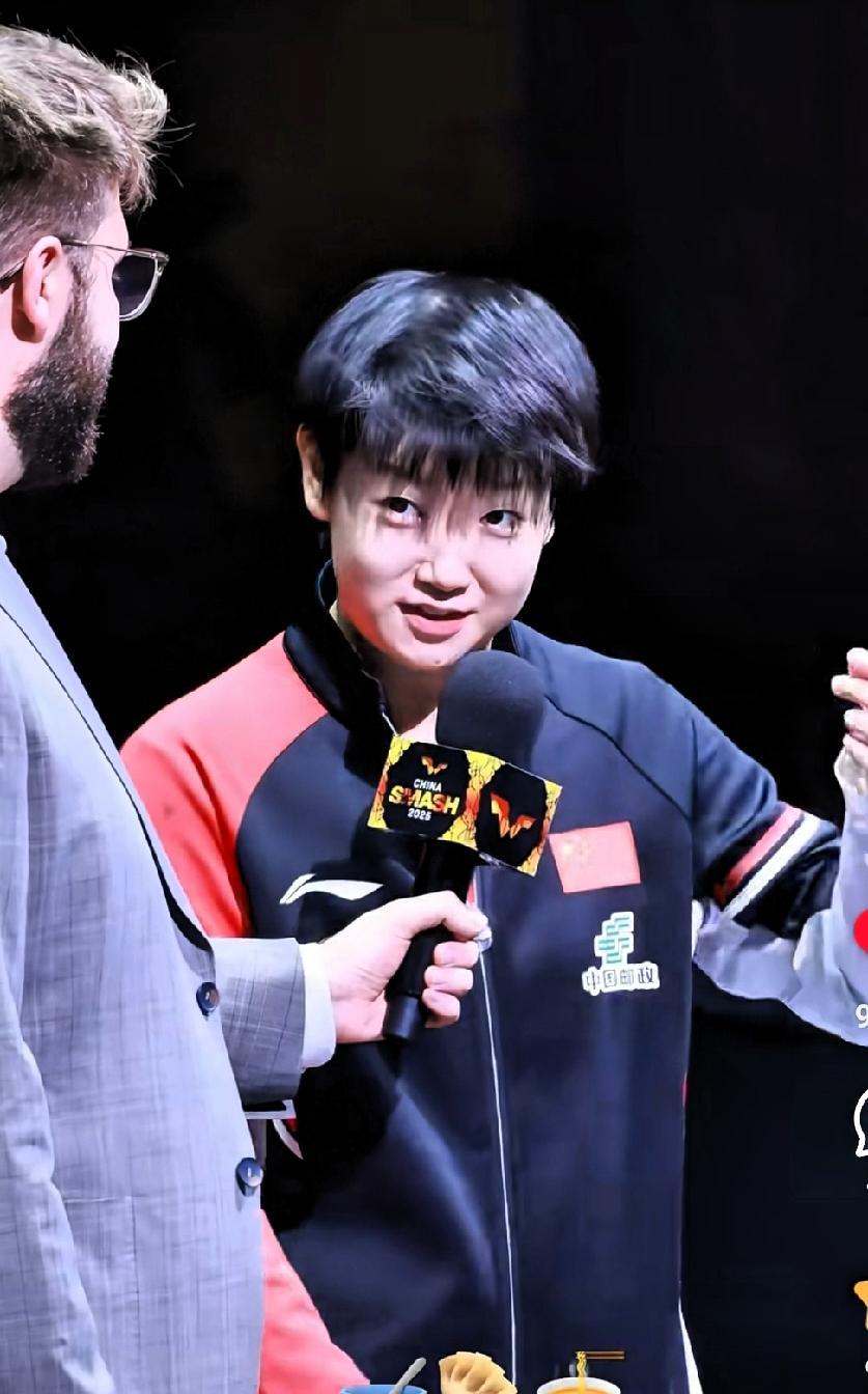 莎莎你咋自己给白已逗笑了呢。原来是记者问她今年赛场有啥变化，莎莎：“出场多走了