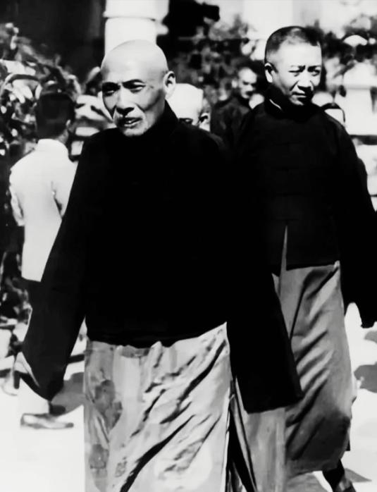 段祺瑞晚年日子并不宽裕。下野隐居天津时，他借住在老部下的公馆，日常开销全靠旧部门