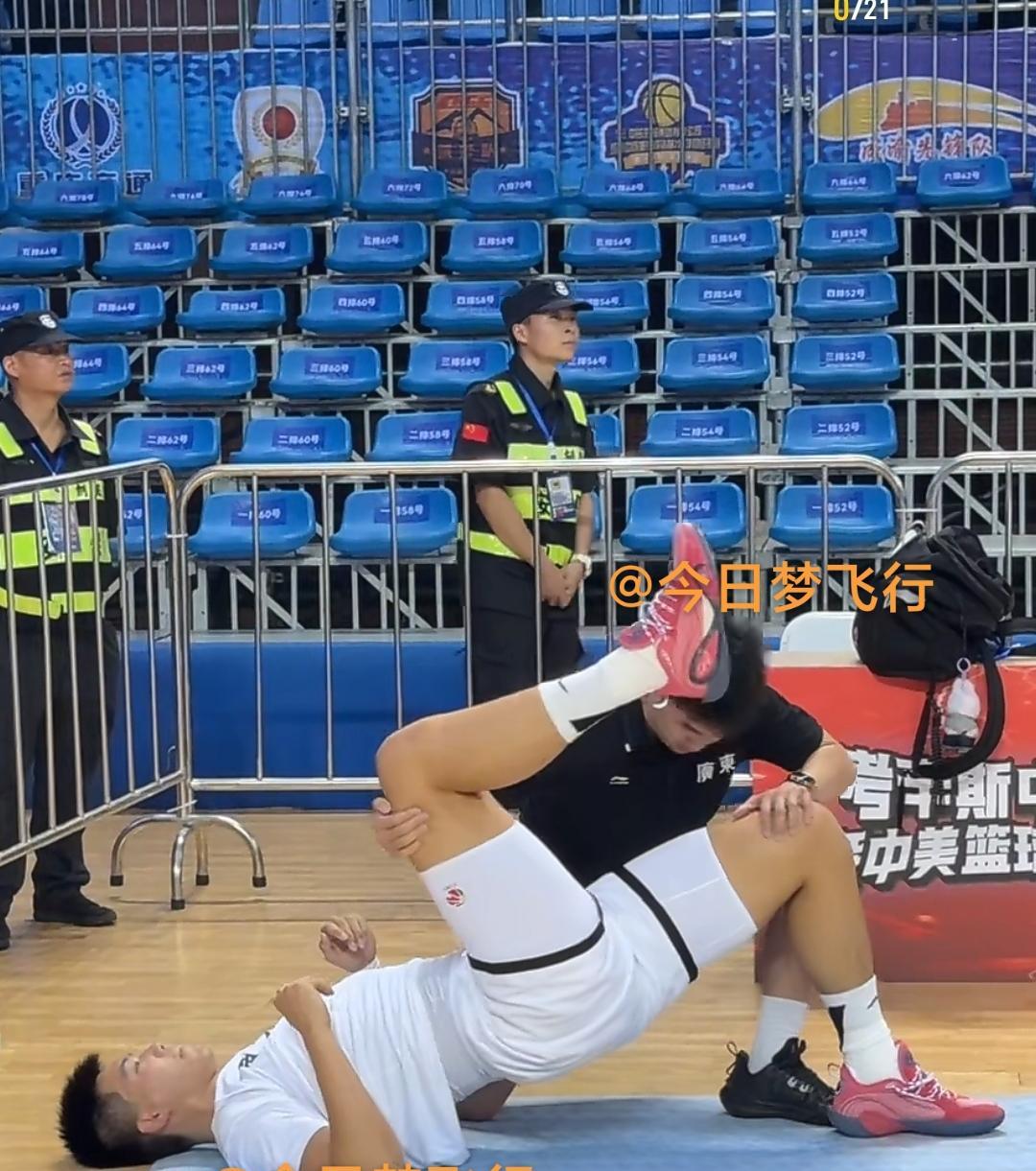 广东队正茌赛前热身，焦泊乔场边拉伸今晚出战！现时广东队正在涪陵奥体中心进行行赛