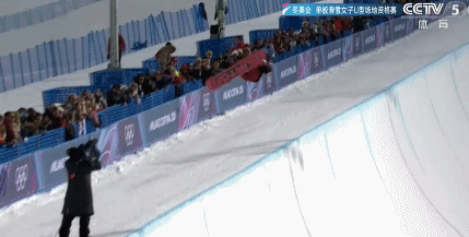 【#刘佳宇摔倒受伤担架抬出场#】2月11日米兰冬奥会单板滑雪女子U型场地技巧预赛