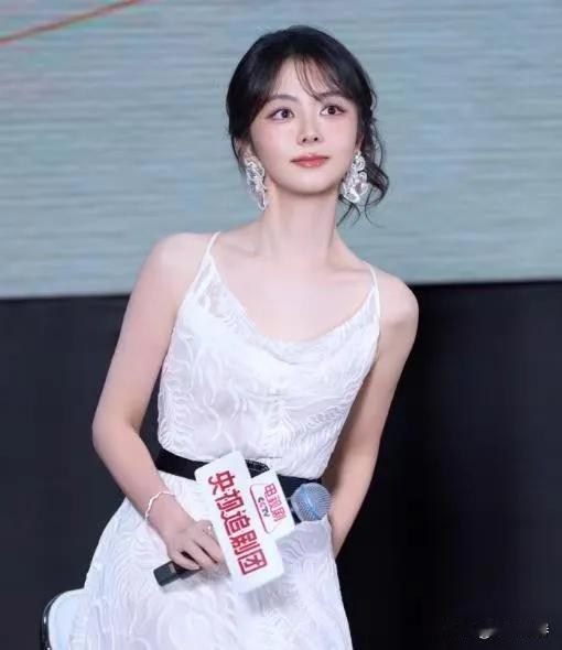 我可以接受谭松韵没结婚，也可以接受她已经36岁了，但是我不能接受，36岁的谭