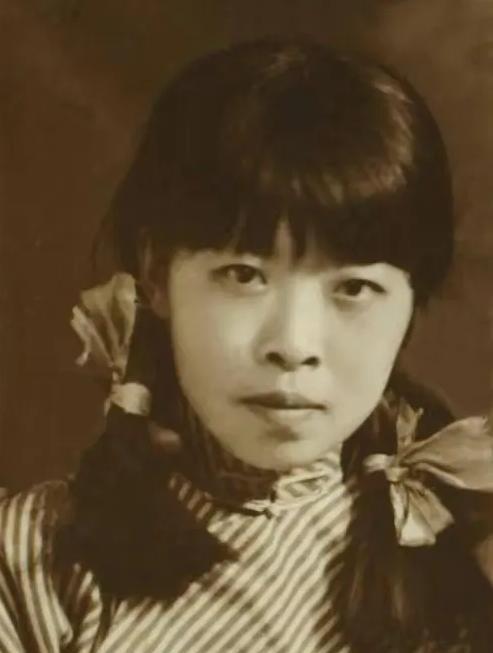1932年夏天，哈尔滨突遇洪灾，一个漂亮女人从旅馆三楼顺着绳子逃出来，谁也不会想