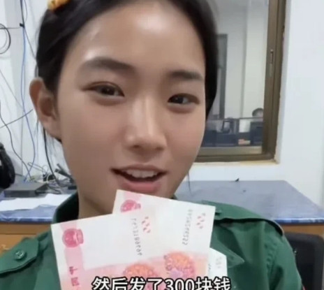在之前的博主的观察中，佤邦士兵都是发500元人民币的月工资，怎么这位佤邦的女兵，