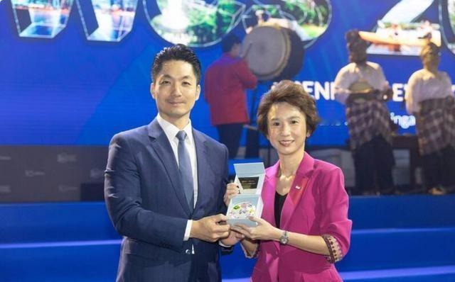 中国台湾省，蒋经国的孙儿蒋万安和新加坡总理黄循财见面，握手问候。把这