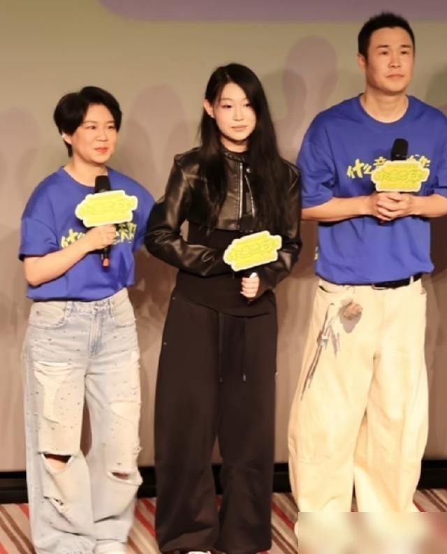 19岁看上的穷小子，陪他挤出租屋，如今两口子联手拍电影，一天干下4850万。沈春阳第一次当导演，手抖