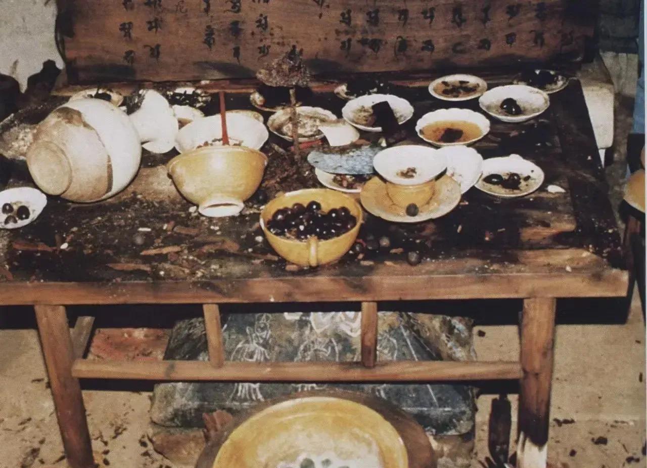 1993年，河北张家口下八里村，一农民干活时发现一个空洞，他壮着胆子往里瞧，竟是