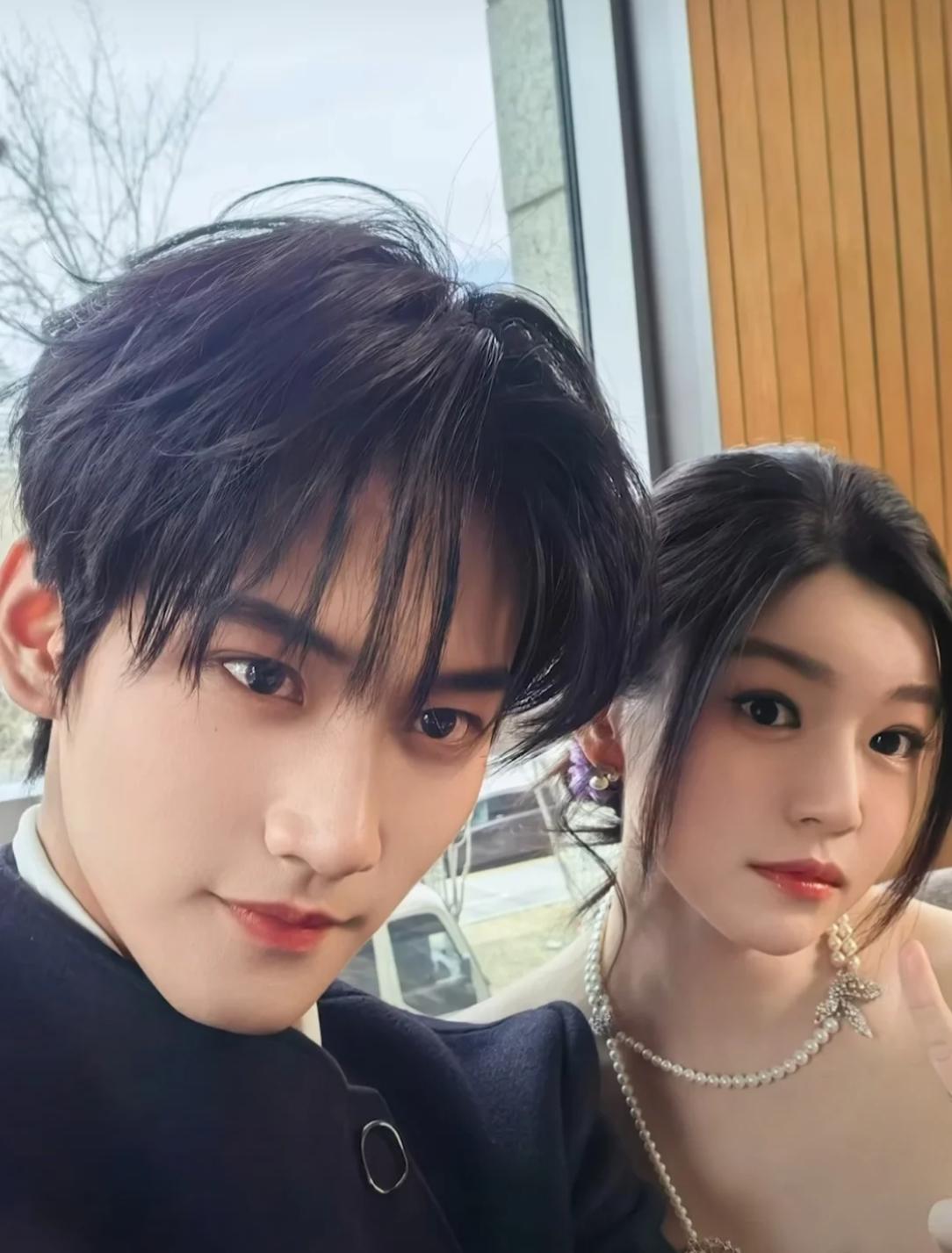 左边是周珂宇，2002年出生，身高188cm。右边是陈妍希，1983年出生，身