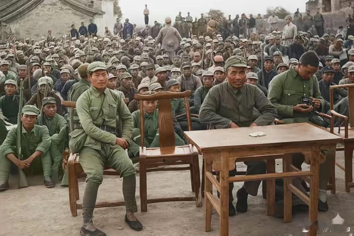 1938年，山西晋东南地区，八路军总司令朱德出席部队大会，身后是数千名八路军指战