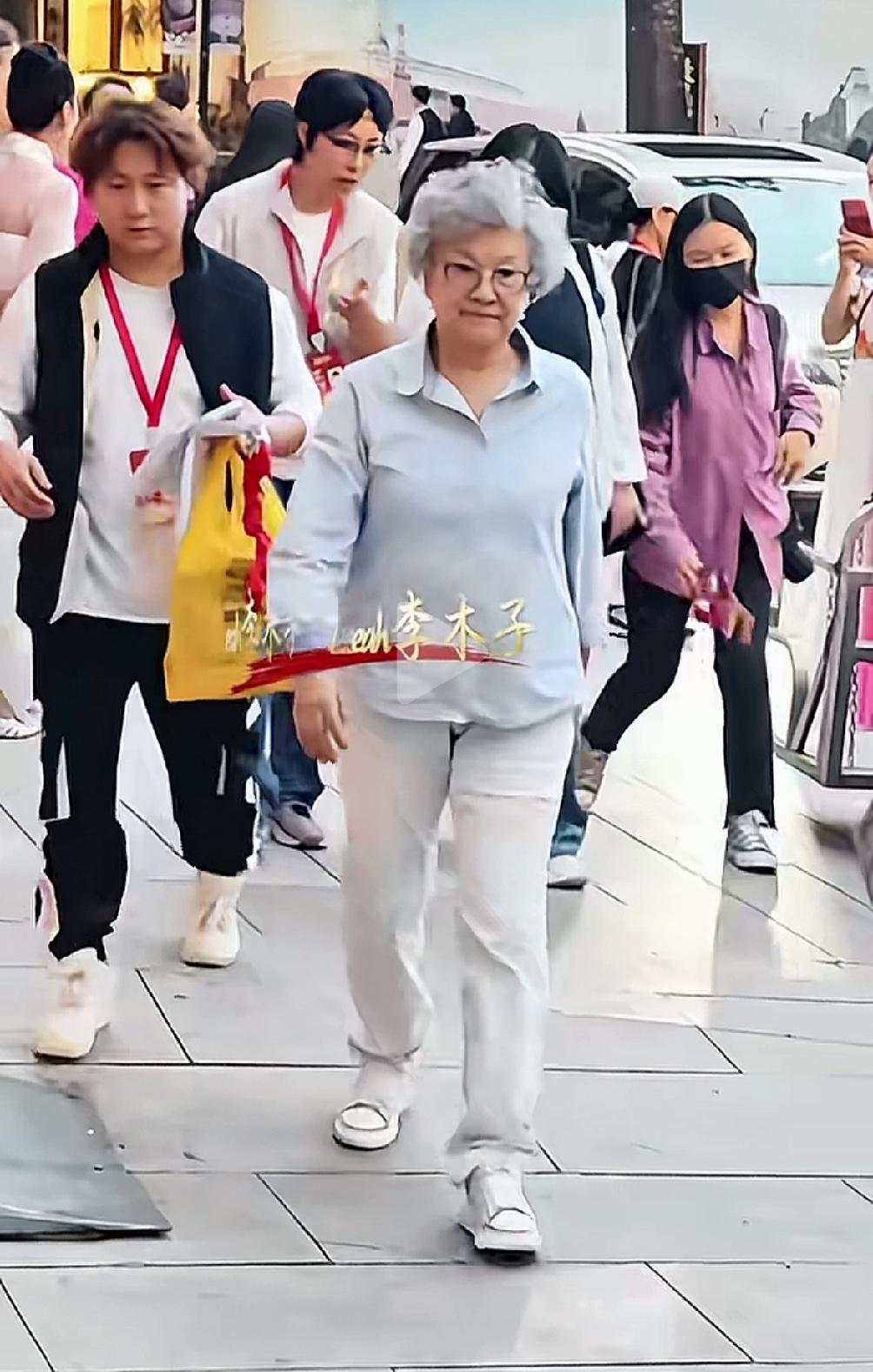 宋春丽老了，岁月不饶人啊！不过越老越有韵味！宋春丽不做医美，自带自然松弛感，不像