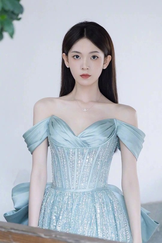 陈瑶蓝色瑶瑶的惊鸿一面陈瑶这身蓝色瑶瑶造型真的惊艳至极，一袭蓝衫衬得眉眼清绝、身