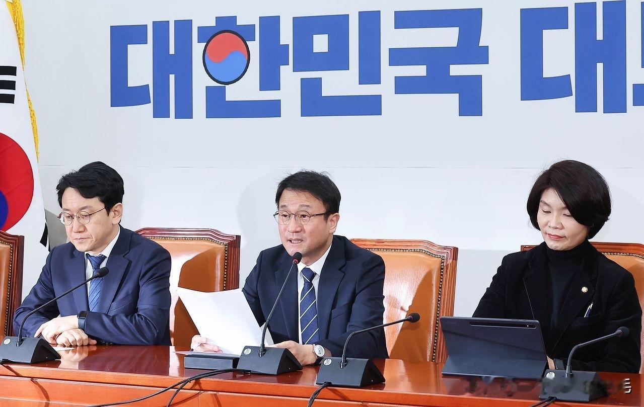 19日，韩国执政的共同民主党高层在前总统尹锡悦宣判日集体发声，强烈要求法院判处尹