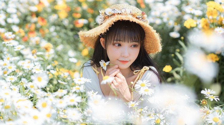 喜欢你的女人，和你聊天时，语气会不自觉地变得温柔。有时候，她们还会时不时地调侃