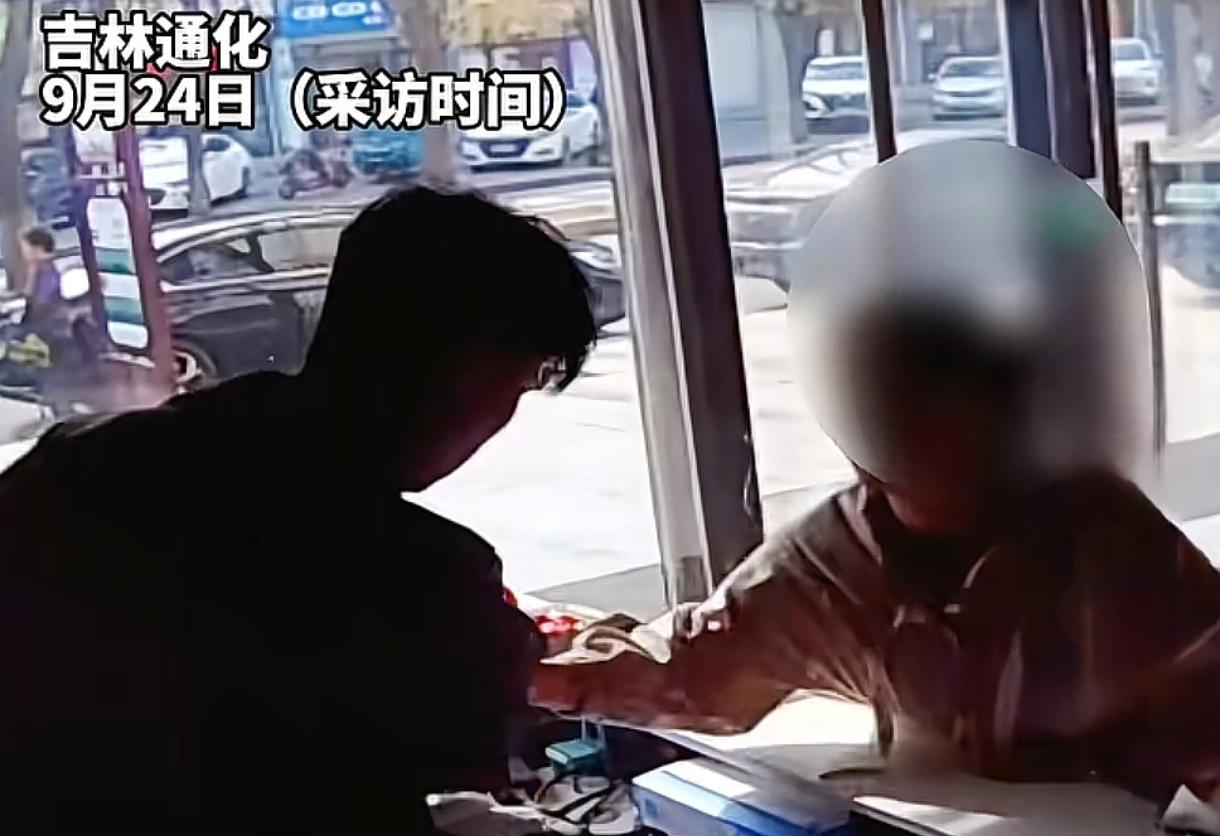 吉林通化，一位男舞蹈老师，原本正在前台工作，突然一名女子走上前，又是摸手又是表白