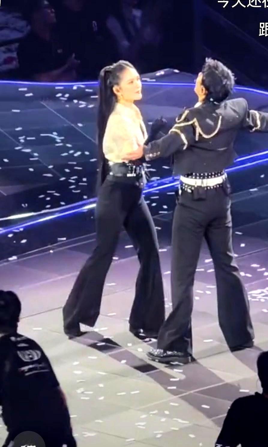 就因为加了个谢娜，张杰演唱会差点被冲翻。一些粉丝直接炸了，说买的是张杰个人秀