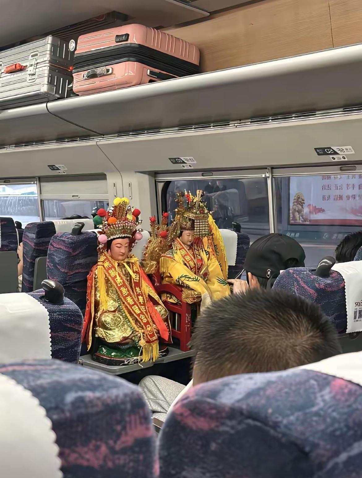 今天坐高铁直接看傻眼了！邻座居然是妈祖神像，金冠霞帔的，这阵仗谁见了不迷糊？