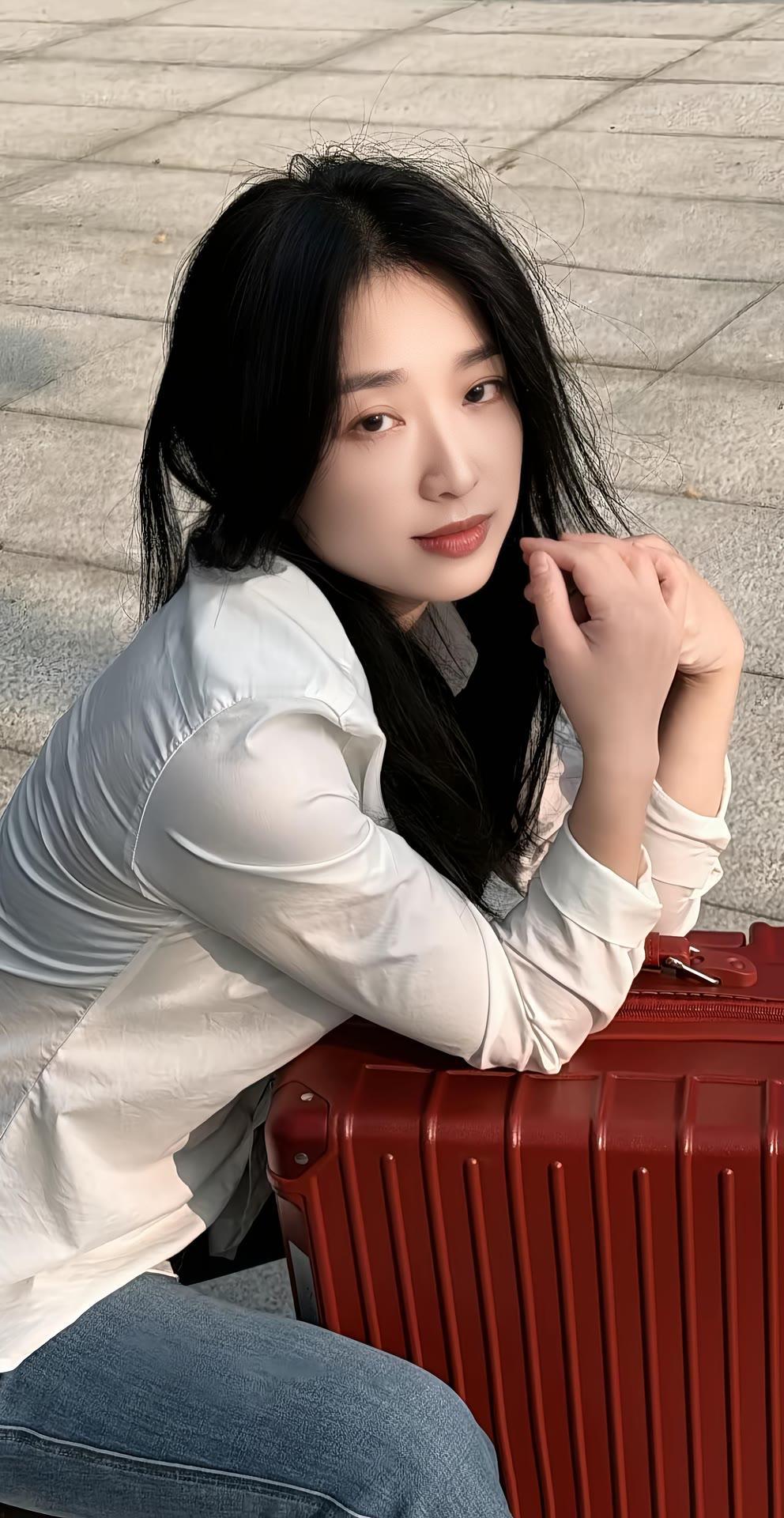 独自旅行，背着行李箱，探索未知的风景。