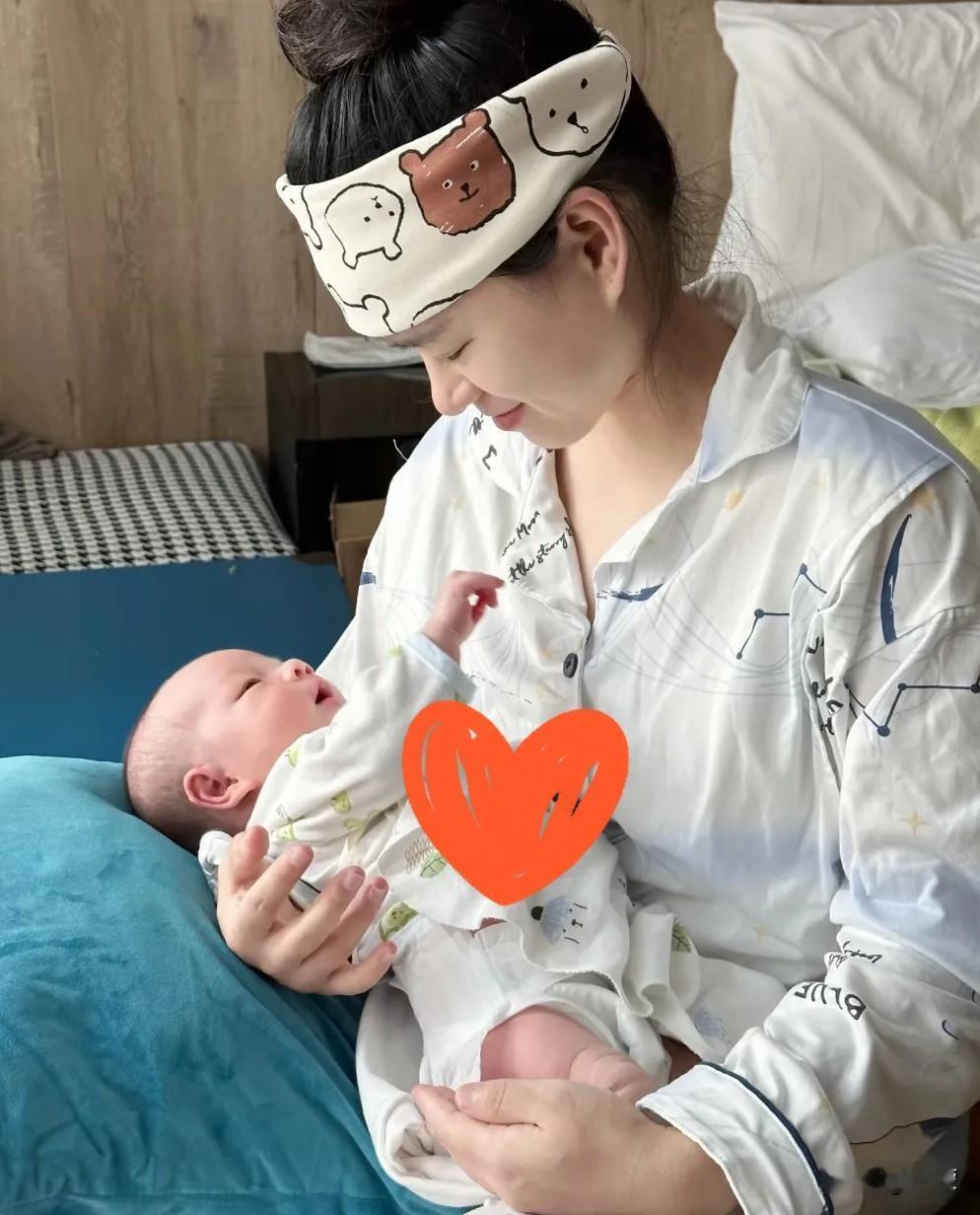 女儿去年生娃，我给了五万，就想让她在婆家腰杆硬点；今年儿媳妇添了孙子，我