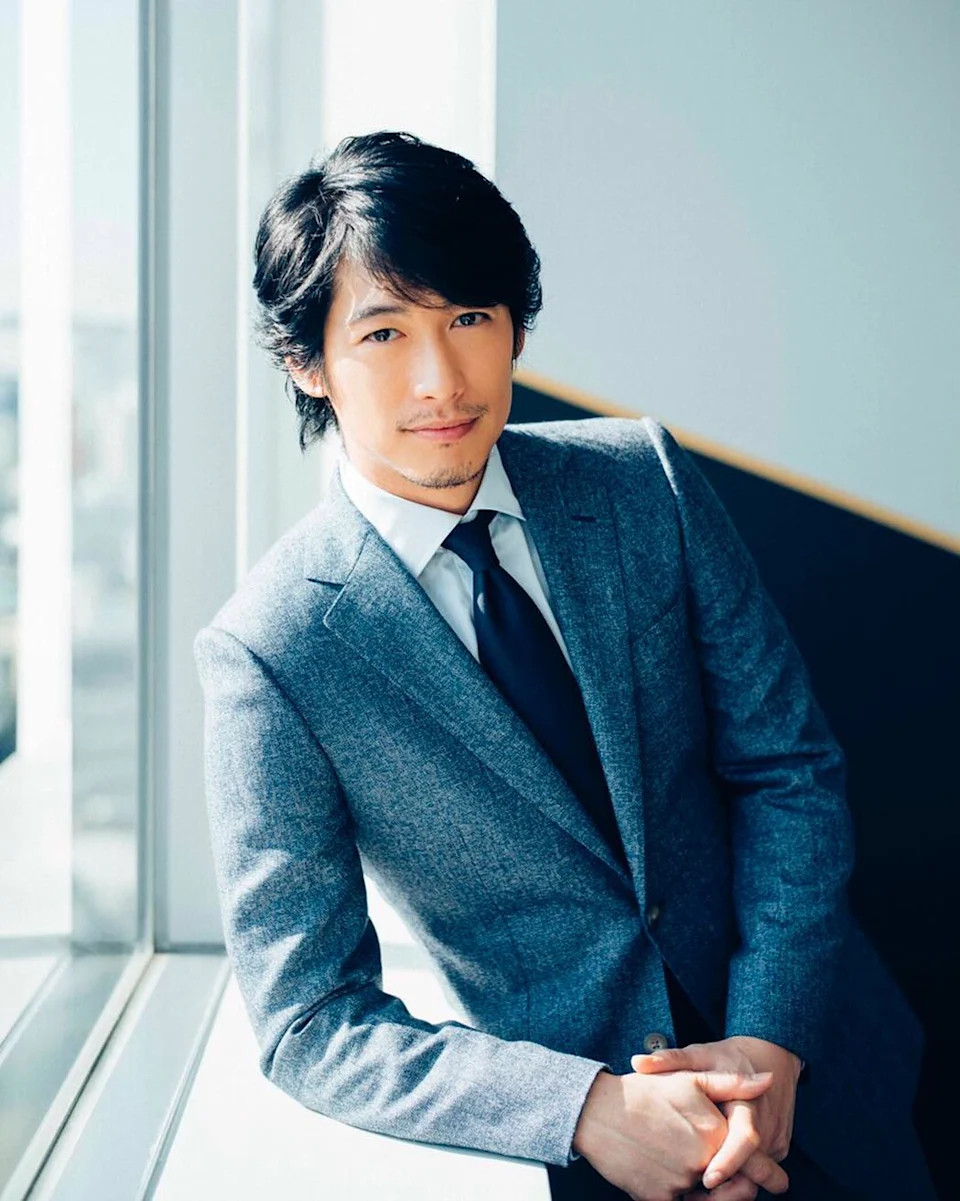 藤冈靛离婚！今天他在粉丝俱乐部公开离婚消息，透露已与结婚13年的印尼籍老婆Van