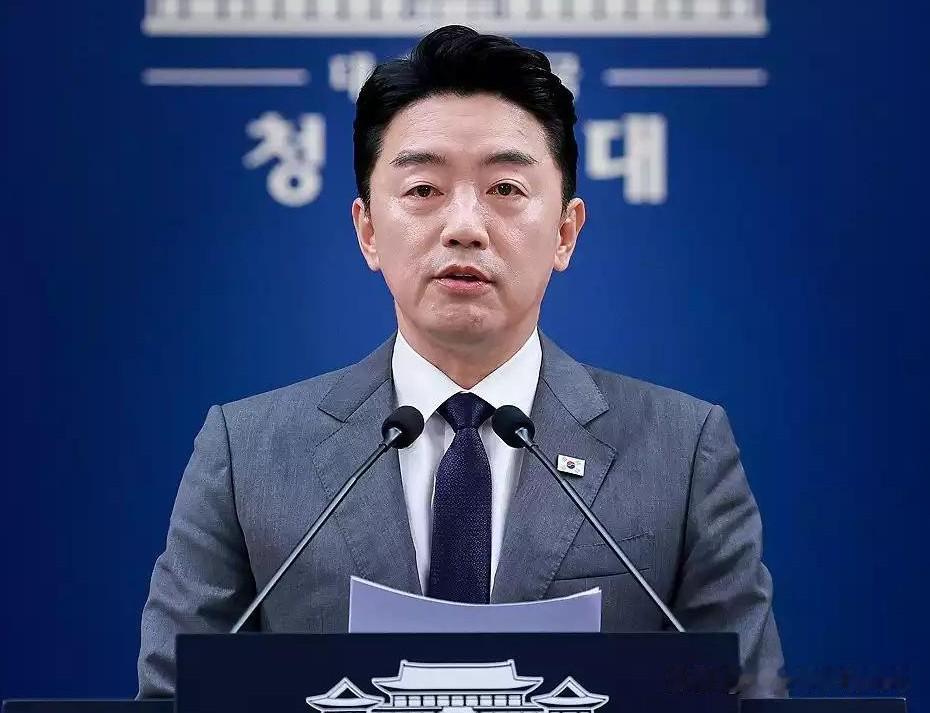 29日，韩国总统办公室正面回应李在明连任，明确表态：现行宪法体系不予认可，国民难