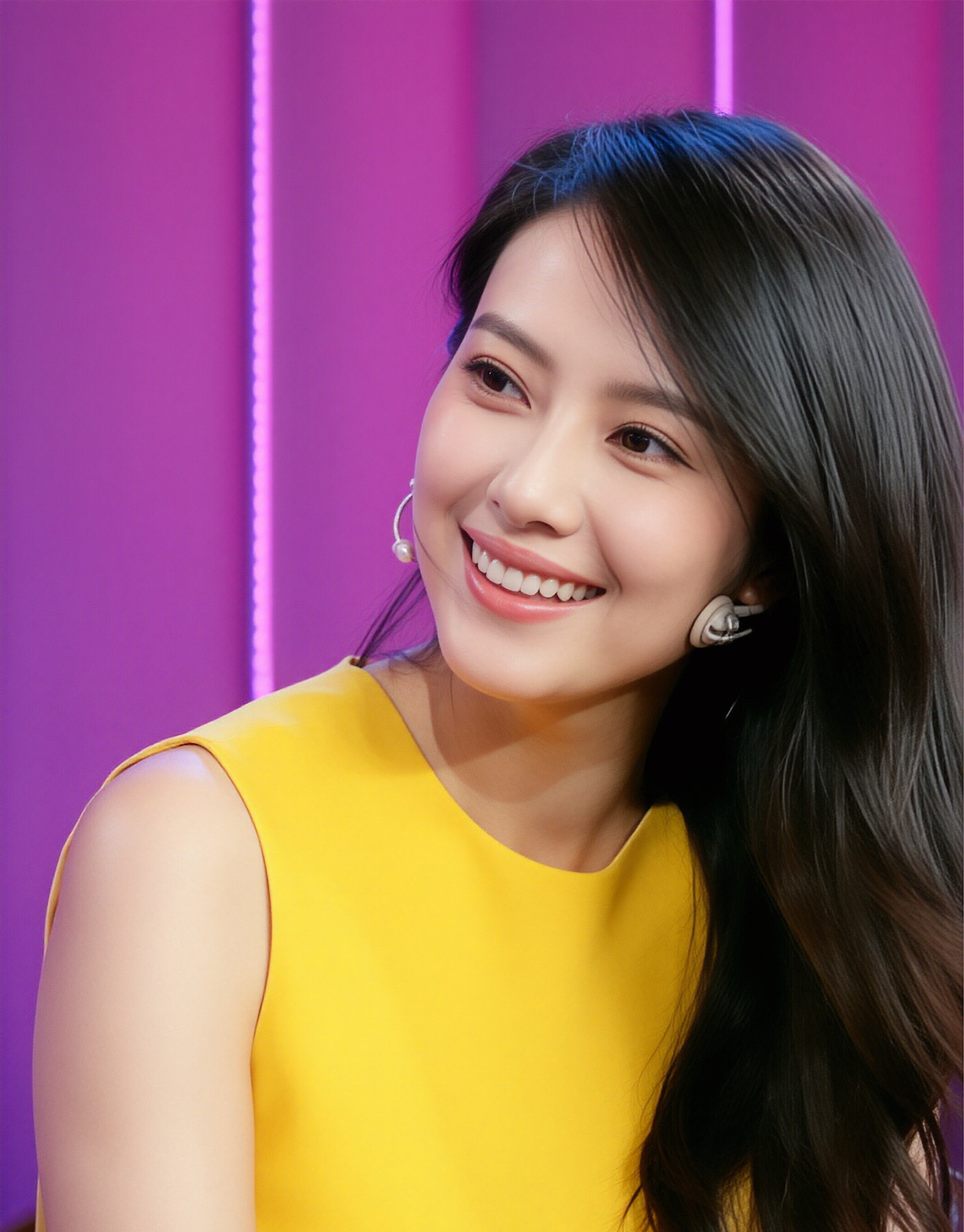 高圆圆这组明黄造型太绝了，笑容明媚舒展，气色通透饱满，整个人由内而外透着鲜活好