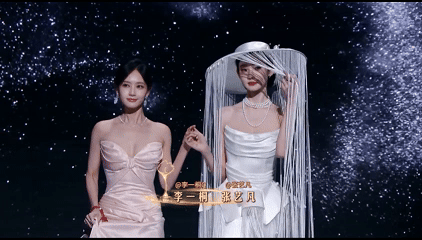 李一桐好权威的一张脸李一桐的皮肤状态真的绝了！白皙通透的质感搭配细腻光泽，红毯