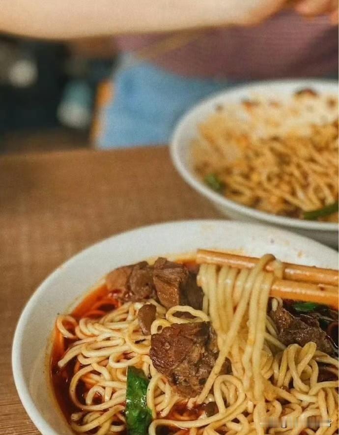 暖乎乎的面裹满红油香，饺子浸满蘸料的鲜辣——冬天的晚餐，就得是这种裹腹又裹心的热