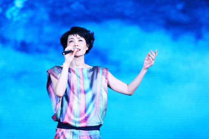 好消息王菲确定要上2026央视春晚。不太好的消息：她这次唱的是自己的歌。王菲