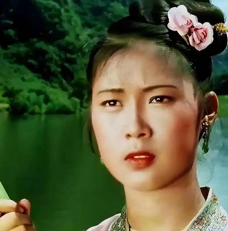 1992年4月3日，湖北黄石郊外刑场，一个女人跪在泥地里。她穿着素色衣服，头发梳