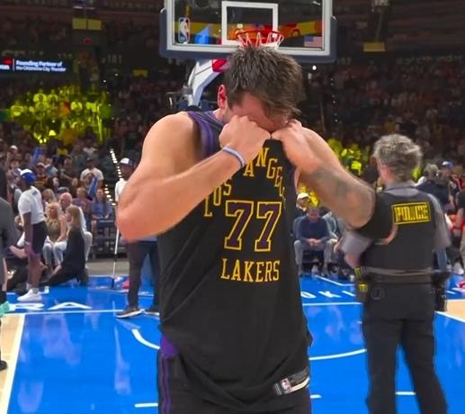 晴天霹雳……东契奇无对抗情况下腿筋拉伤，疑似伤势严重导致东契奇捂面哭泣。如果东