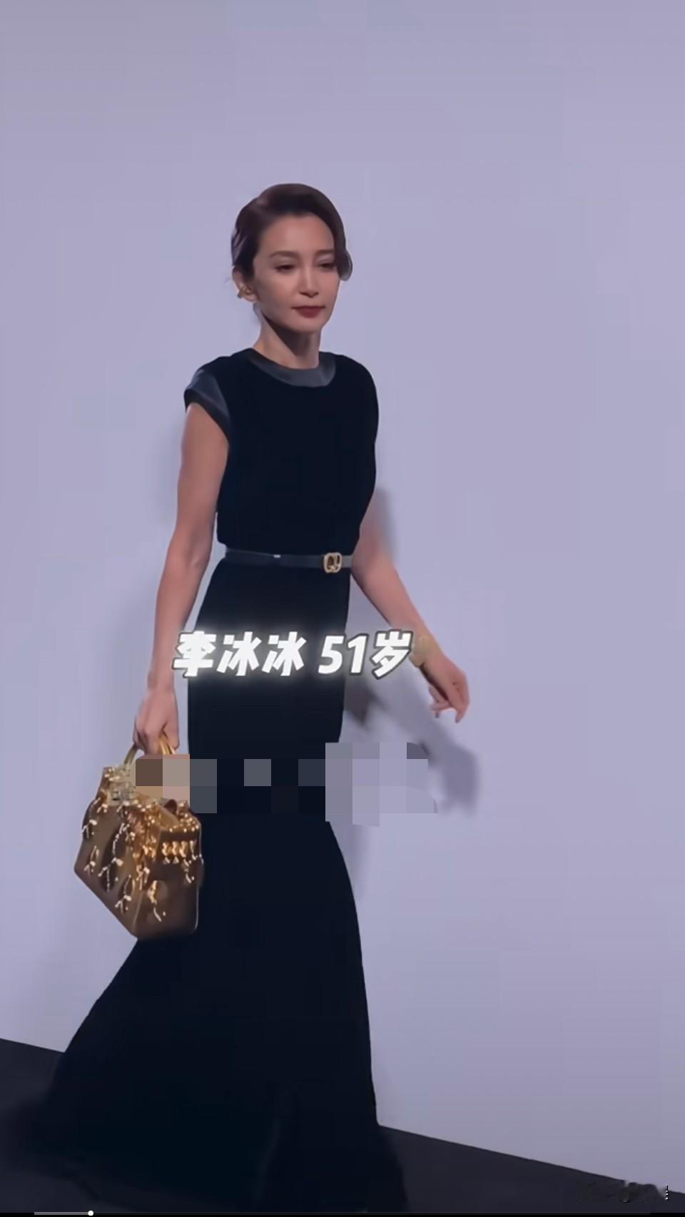 李冰冰黑色长裙亮相活动现场。51岁这状态怎么样？！中庭有些不自然，有点像杨