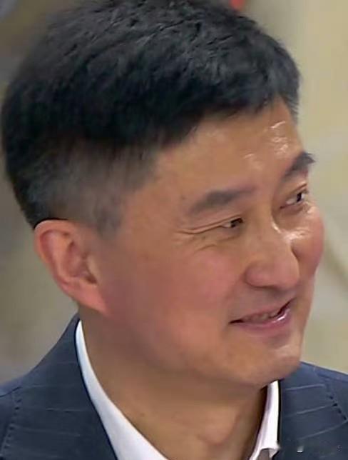 杜锋终于笑了[墨镜]萨姆纳迎来验货时刻广东宏远队小外援萨姆纳终于注册成功，将