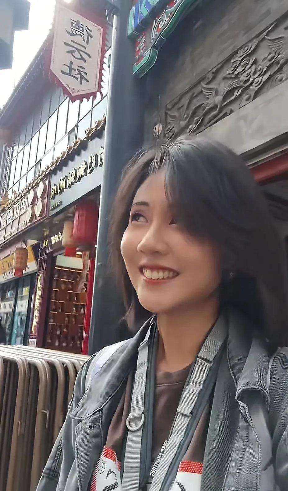 网友质疑中天小姐姐何橞瑢是有原因的，打着报道9.3的旗号来北京，直播间左上角的标