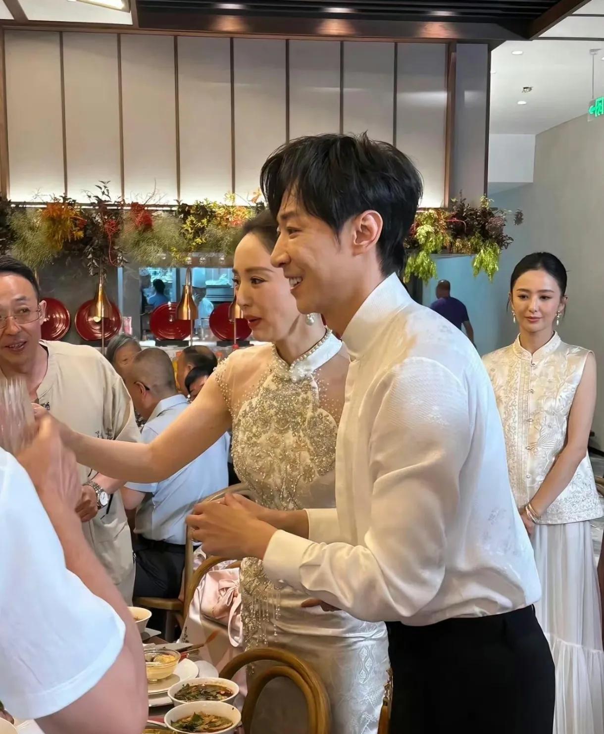 我有预感，佟丽娅马上就会结婚了，看到董璇结婚，看到他们敬酒，然后有很多亲朋好