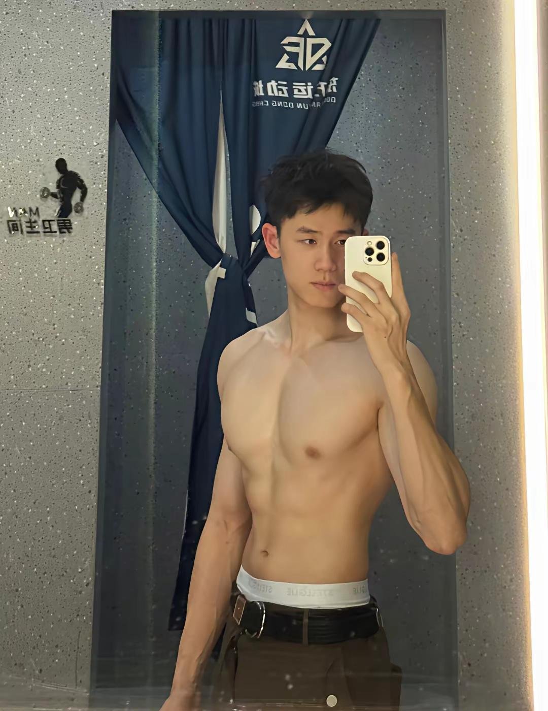 晒图笔记大赛夜跑的人越来越多，城市的夜晚也多了一份活力。路灯下，那些跑步的身影带