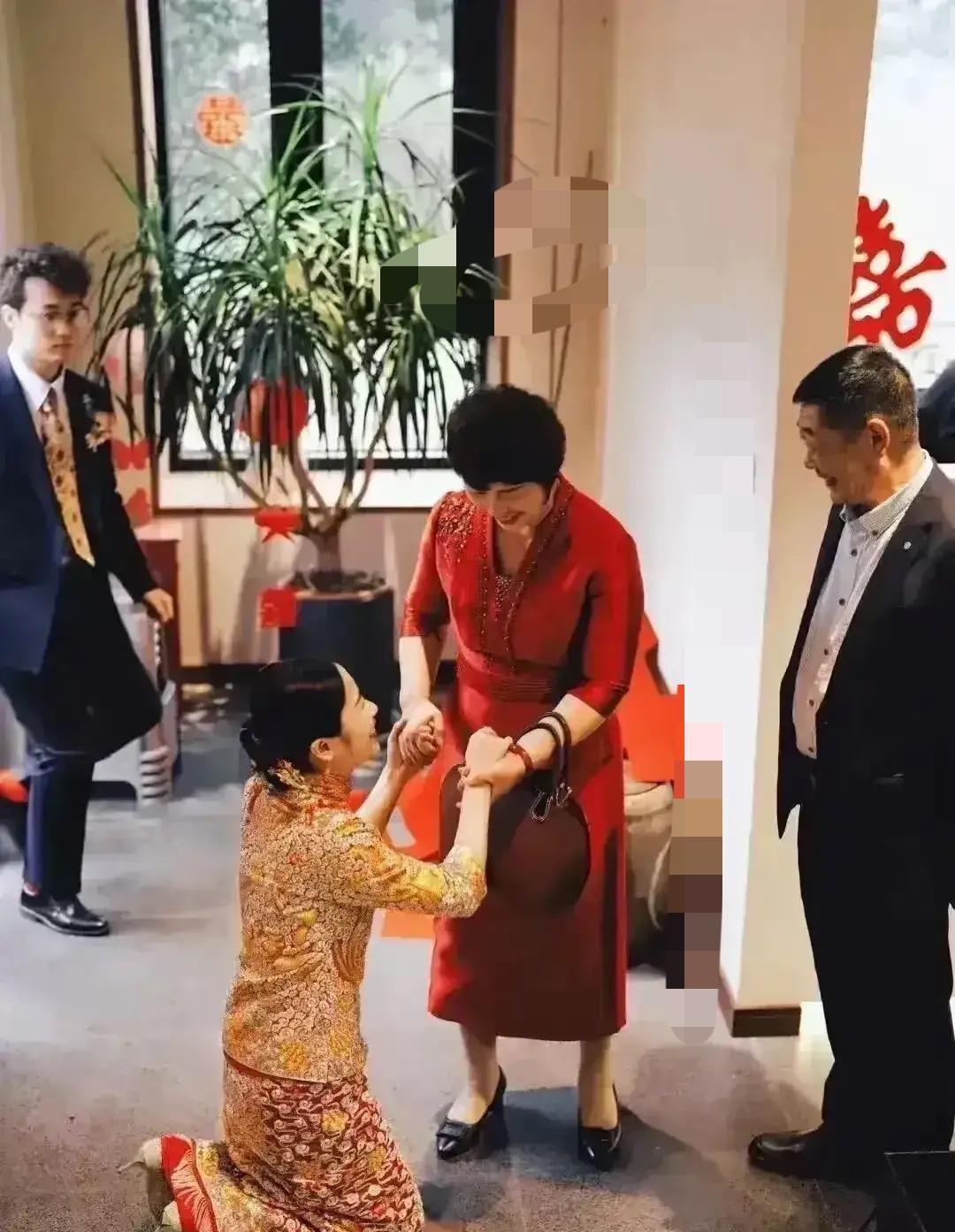 婚礼现场，新娘跪拜，感谢养育之恩。2023年，陕西咸阳，一场婚礼正在举行
