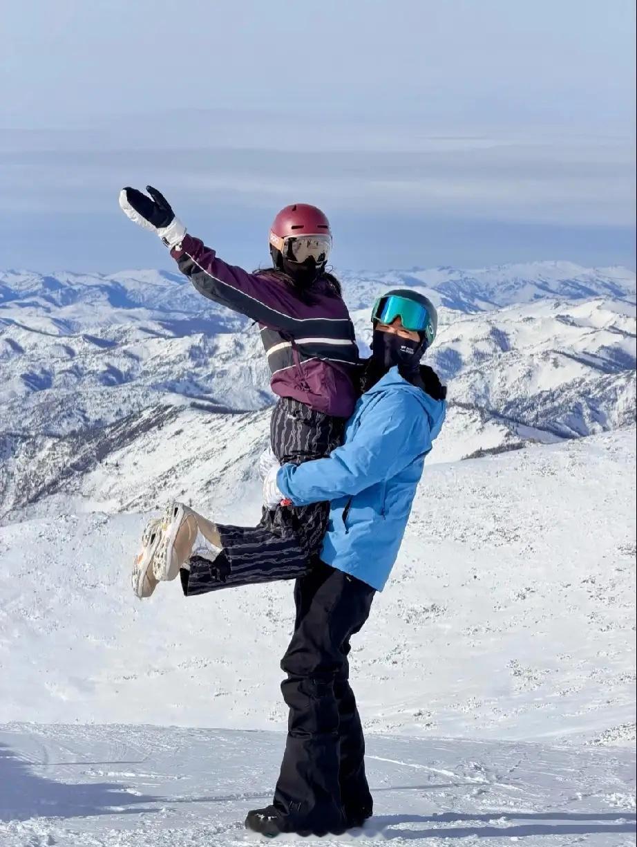 杨采钰和富二代老公秀恩爱，她晒出11月份的照片，她和孩子爸又出去旅游了，两人在户